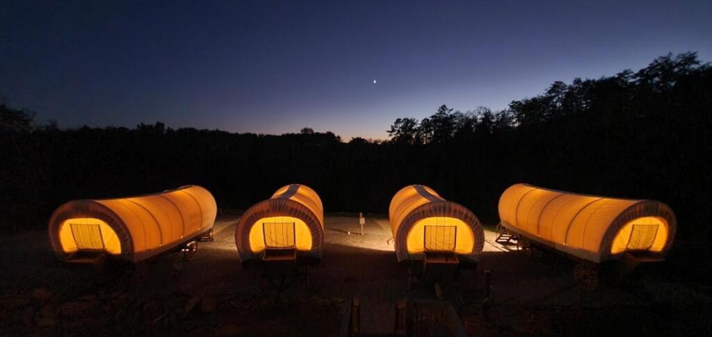Smoky Hollow Outdoor Resort Covered Wagon 塞维尔维尔 外观 照片