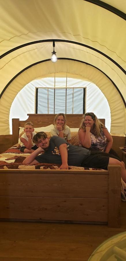 Smoky Hollow Outdoor Resort Covered Wagon 塞维尔维尔 外观 照片