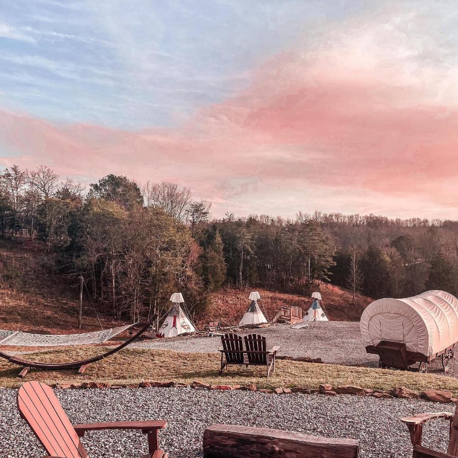 Smoky Hollow Outdoor Resort Covered Wagon 塞维尔维尔 外观 照片